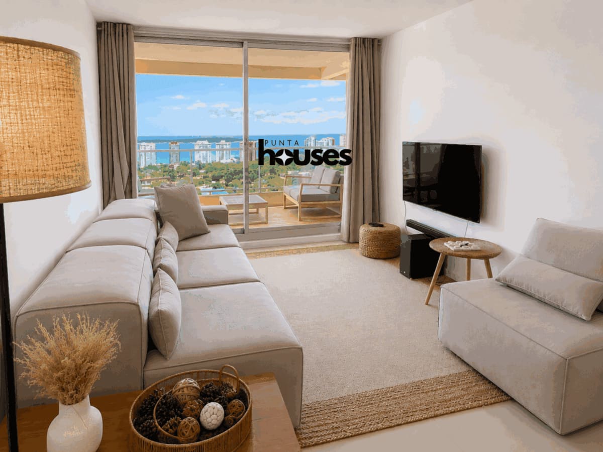 Furnished living room in Gala Vista apartment in Punta del Este with balcony and panoramic Playa Mansa sea view.