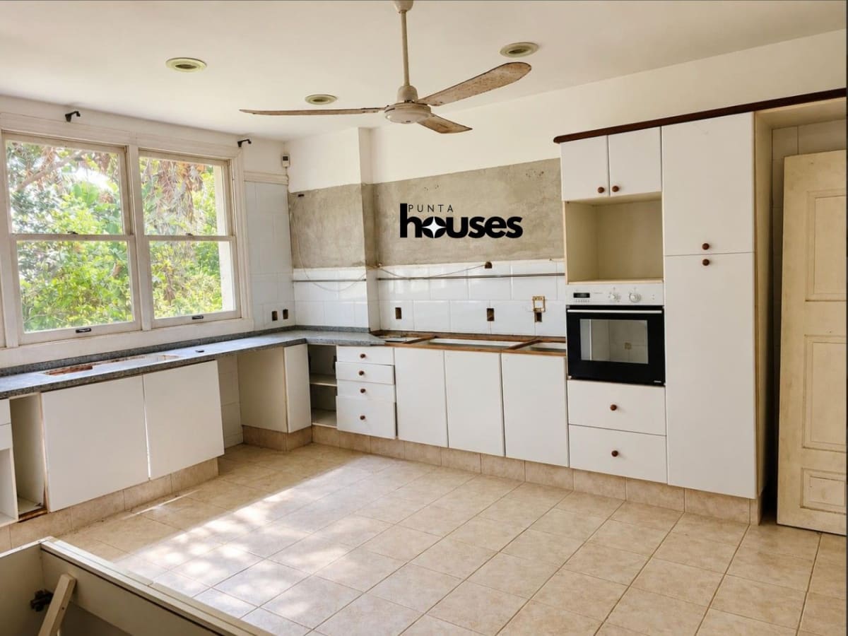 serenity-golf-large-kitchen-current-condition.jpg