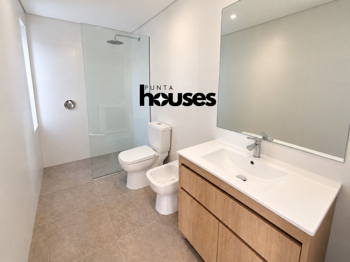 casa-3-dormitorios-cantegril-punta-del-este-bano-moderno-ducha-mampara.jpg