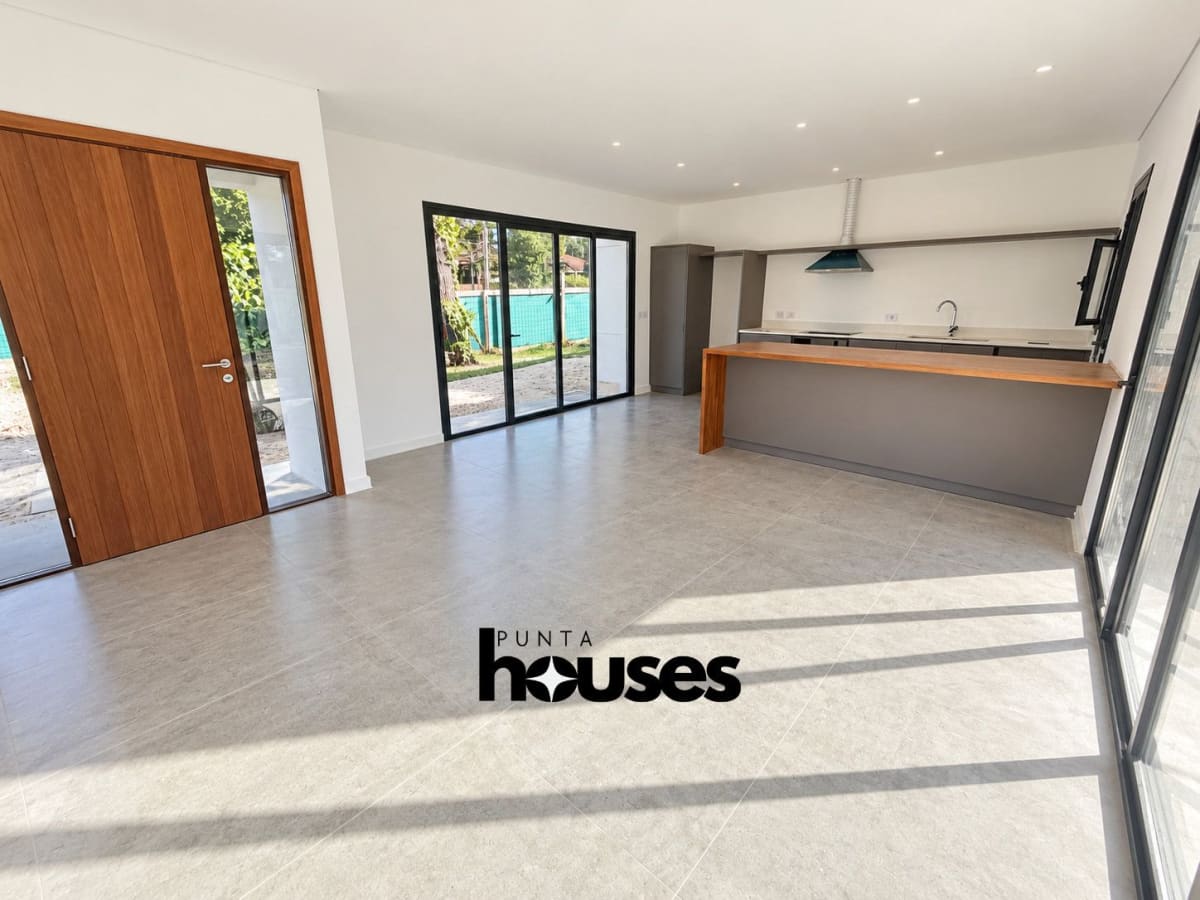 casa-3-dormitorios-cantegril-punta-del-este-jardin-pinos-arboles-altos.jpg