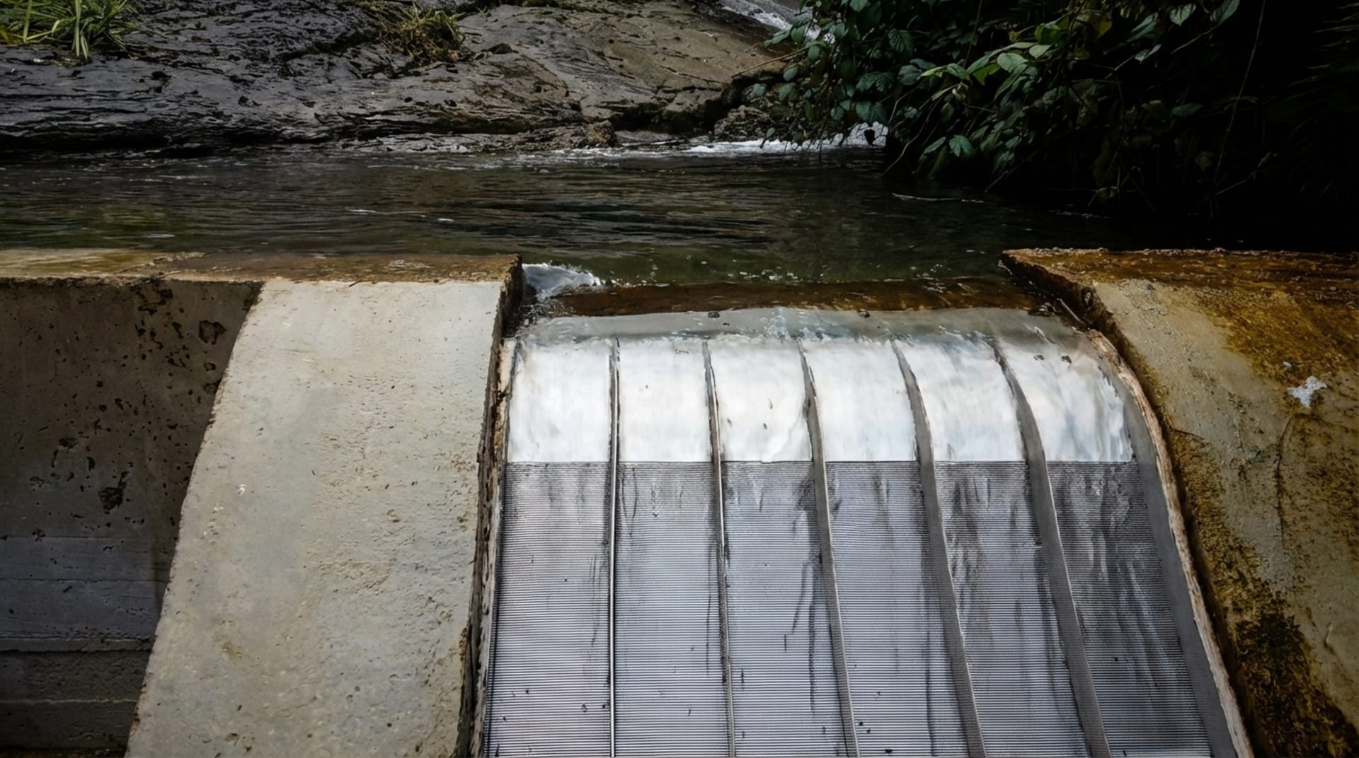 Coanda intake screen installed on concrete weir