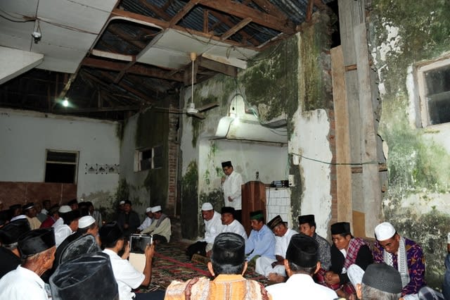 Seorang ustadz di daerah terpencil (harjasaputra)
