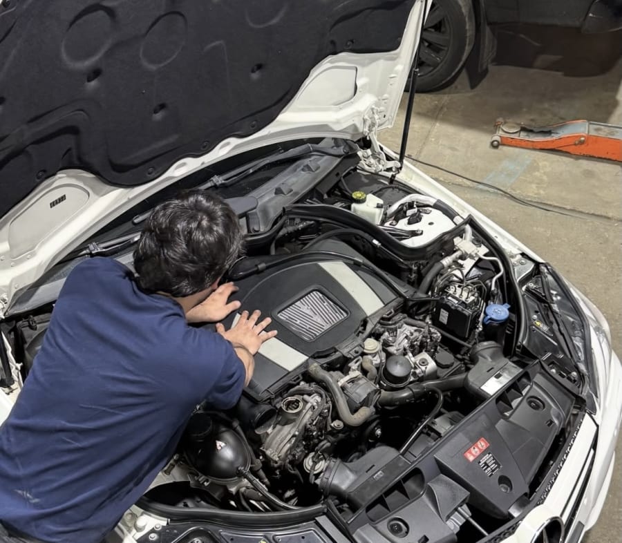 Detalle de motor y componentes mecánicos