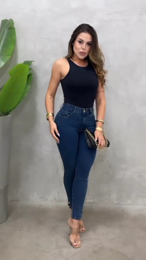 Calça Jeans skin barra desfiada