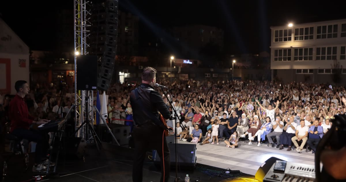 Uz posebne emocije i poštovanje, održan koncert Eldina Huseinbegovića na Trgu Četvrte viteške motorizovane brigade na Ilidži