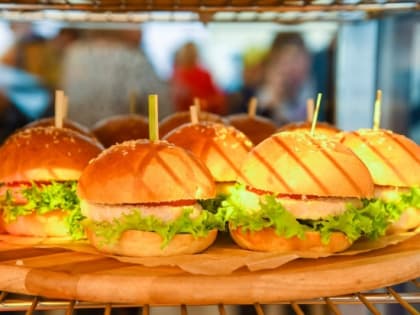 Эксперты заявили, что жизнь рядом с точкой фастфуда повышает риск инсульта