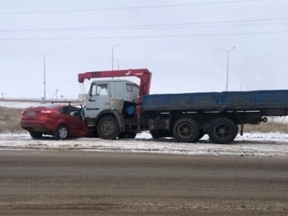 Под Волгоградом водитель легковушки чудом выжил, угодив под «КАМАЗ»