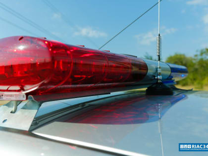 В Волгограде иномарка угодила в сливную яму