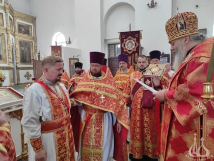 Настоятеля Суровикинского храма наградили правом ношения палицы