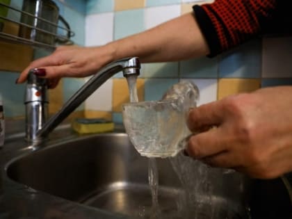 Роспотребнадзор рассказал волгоградцам, кому нельзя пить воду с лимоном