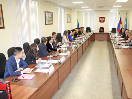 ПРЕДСЕДАТЕЛЬ ГОРДУМЫ СЕРГЕЙ АКСЕНОВ ВМЕСТЕ С ГЛАВОЙ ГОРОДА ИГОРЕМ ВОРОНИНЫМ ПРИНЯЛ УЧАСТИЕ В РАБОЧЕЙ ВСТРЕЧЕ С ДЕЛЕГАЦИЕЙ ИЗ КНР