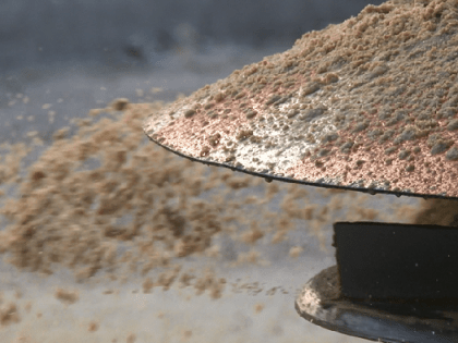 Обледеневший Волгоград обрабатывают двумя видами реагентов