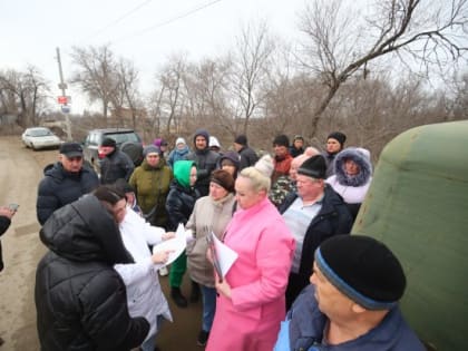 В дачном массиве Краснооктябрьского района Волгограда люди выживают без света