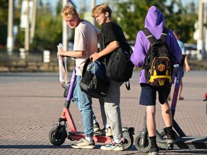 В Волжском пара лихачей на электросамокате сбила пешехода на ул. Карбышева