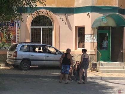 В Волгограде пьяный водитель вылетел на тротуар и сбил девушку: у раненой переломы