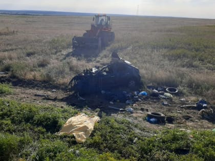 Под Камышином врезавшийся в фуру водитель иномарки целовал руки мертвой женщины и просил у нее прощения