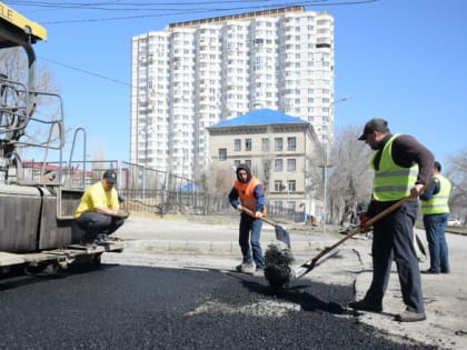 В Волгограде дорожники заделывают «ямы-ветераны» на улице Штеменко