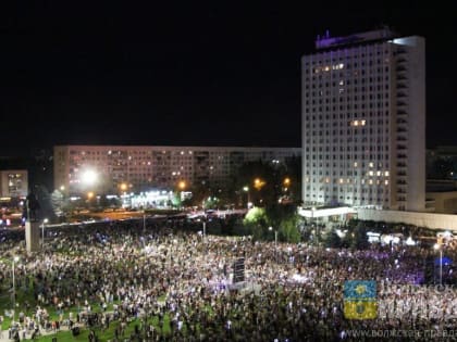 День города в Волжском: огромные шары, Митя Фомин и фейерверк