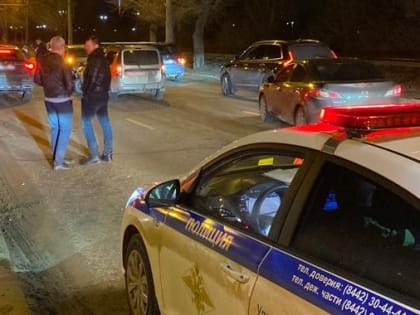 Легковушка вылетела с дороги. В Волгограде из-за блока-«невидимки» столкнулись пять машин