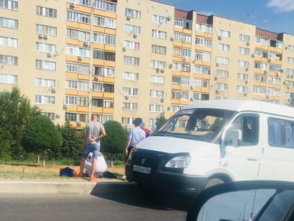 В Камышине медикам «скорой» пришлось оказывать помощь пассажиру маршрутки прямо на траве