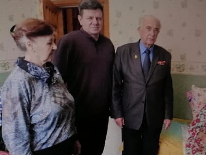 Замглавы администрации Камышина Юрий Бачурин приехал поздравить 100-летнюю участницу Великой Отечественной войны