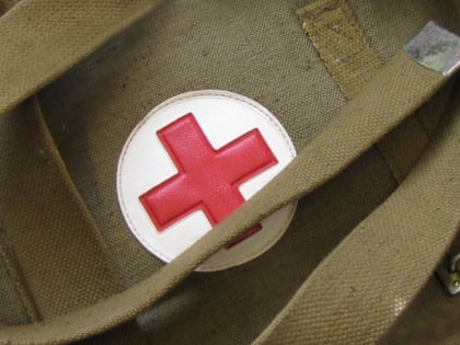 На полигоне в Волгоградской области военных учили спасать раненых с поля боя