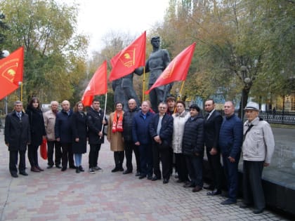 Волгоградские коммунисты возложили цветы к памятнику комсомольцам