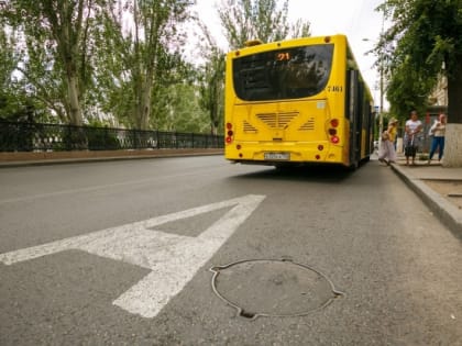 В Волгограде легковушка протаранила автобус на остановке