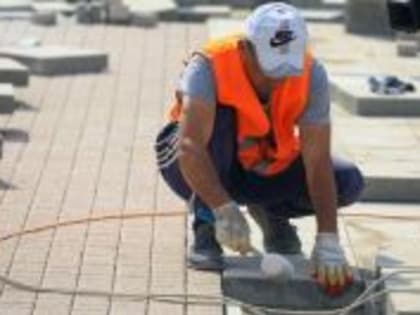 Еще одну прогулочную зону Красноармейского района замостили тротуарной плитки