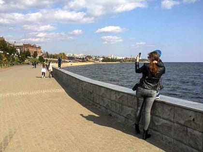Камышане выходят сделать селфи на обновленную набережную