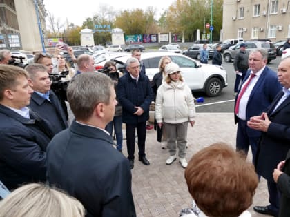 С РЕЗУЛЬТАТОМ РЕКОНСТРУКЦИИ УЛИЦЫ ФОНТАННОЙ ОЗНАКОМИЛИСЬ ПЕРВОСТРОИТЕЛИ, ДЕПУТАТЫ ОБЛАСТНОЙ И ГОРОДСКОЙ ДУМ