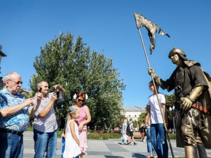 На волгоградской набережной «ожили» скульптуры