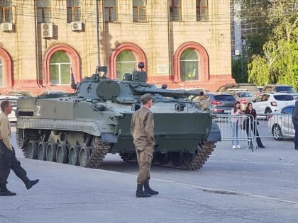 На главной площади Волгограда выстроилась техника с символом Z
