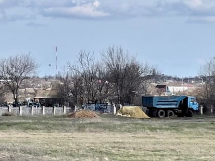 Завезли песок, отремонтируют ограждения