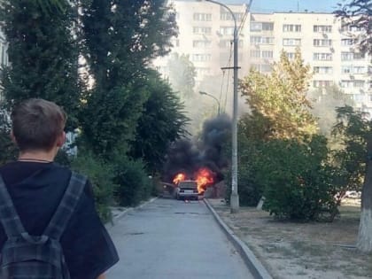 В Волгограде во дворе из-за неисправности сгорел ВАЗ