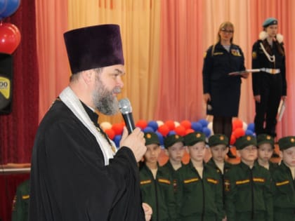 Юным курсантам волжской школы № 9 вручили освященные погоны