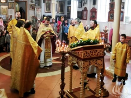 Приход в Волжском отметил 31 годовщину обретения мощей святителя Тихона