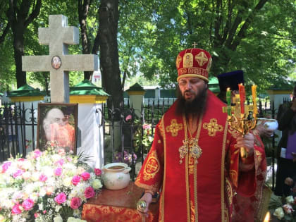 Митрополит Феодор совершил Божественную литургию и панихиду в день ангела архиепископа Михея (Хархарова)