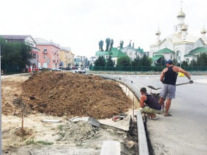 В городе Фролово ведутся работы по благоустройству территории в сквере Учителя