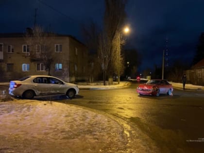 В Волгограде две иномарки столкнулись на перекрестке