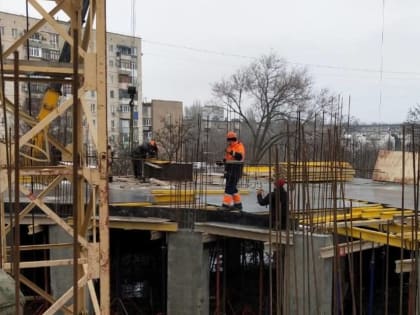 В Волжском Волгоградской области возводят детскую поликлинику на 350 посещений в смену