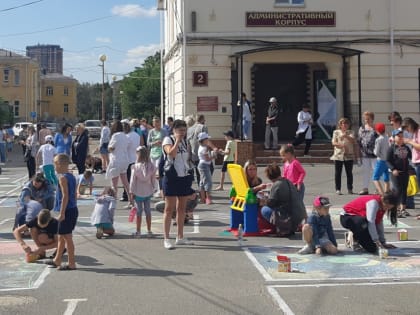 В медучреждениях области прошёл конкурс детского рисунка на асфальте «Радуга здоровья»