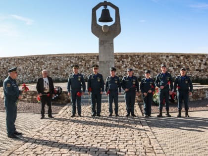 Сотрудники волгоградского МЧС приняли участие в открытии Вахты Памяти, посвященной 75-й годовщине Победы в Великой Отечественной войне