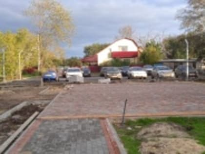 Рядом с районным Домом культуры появилась долгожданная парковка для автомобилей.