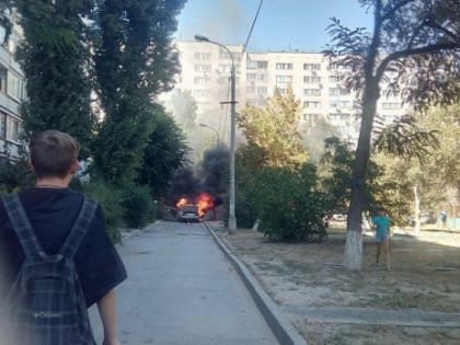 Днем в Волгограде загорелась легковушка