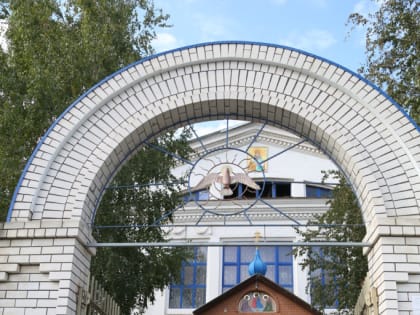 Митрополит Феодор совершил Литургию в храме святителя Иннокентия Московского