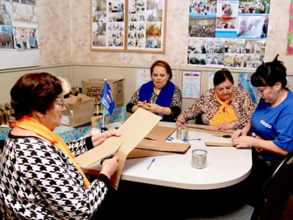 ОГОНЁК ДОБРА: ДЕПУТАТЫ ПОДДЕРЖАЛИ АКТИВИСТОВ ГОРОДСКОГО ОБЩЕСТВА ИНВАЛИДОВ, ИЗГОТАВЛИВАЮЩИХ ОКОПНЫЕ СВЕЧИ ДЛЯ БОЙЦОВ СВО