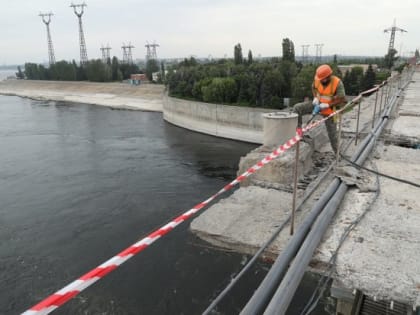 В подмостовом сооружении Волжской ГЭС укрепляют бетонные конструкции