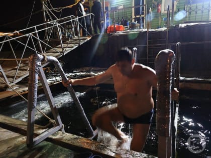 «Во имя Отца, Сына и Святого духа!»: православные волгоградцы совершают крещенские омовения в иорданях