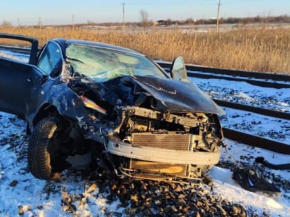 Под Волгоградом поезд смял легковой автомобиль